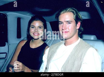 Mark-Paul Gosselaar et Tiffani-Amber Theissen sur le set de l'épouse « Saved by the Bell » à Las Vegas, 1994 crédit: Ron Wolfson / MediaPunch Banque D'Images