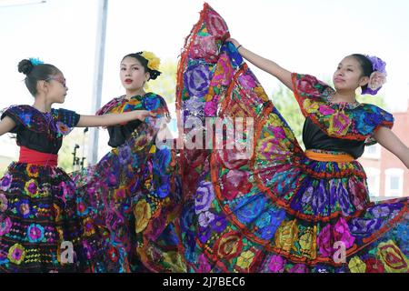 St. Louis, États-Unis. 08th mai 2022. Les danseurs exécutent des danses traditionnelles en costumes colorés à la célébration du Cinco de Mayo à Saint-Louis le samedi 7 mai 2022. Photo par Bill Greenblatt/UPI crédit: UPI/Alay Live News Banque D'Images