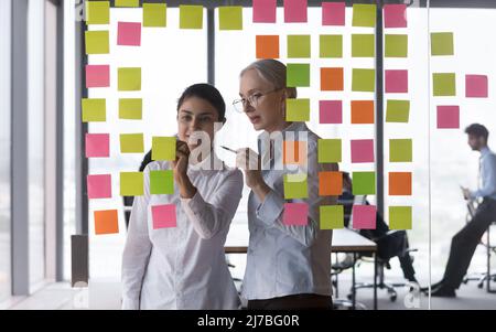 Mentor mature stagiaire d'enseignement pour travailler avec le conseil Kanban Banque D'Images