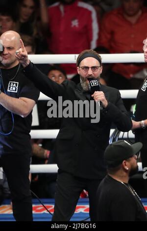 Las Vegas, États-Unis. 07th mai 2022. LAS VEGAS, NV - MAI 7: L'Annonceur de l'anneau DAZN David Diamante prépare la foule pour l'événement principal de Canelo Álvarez contre Dmitry Bivol à la T-Mobile Arena le 7 mai 2022 à Las Vegas, Nevada, Etats-Unis. (Photo par Alejandro Salazar/PxImages) Credit: PX Images/Alamy Live News Banque D'Images