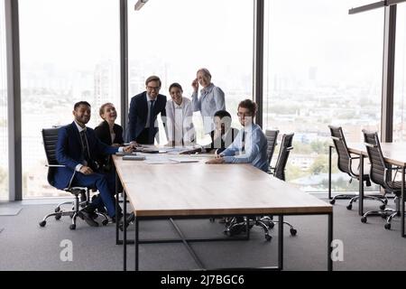 Joyeux équipe d'hommes d'affaires, de meilleurs employés, de différents âges Banque D'Images