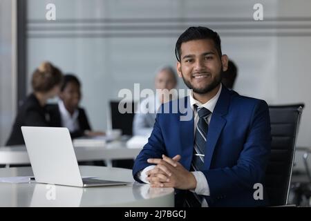 Joyeux homme indien professionnel tête tourné portrait à l'ordinateur portable Banque D'Images
