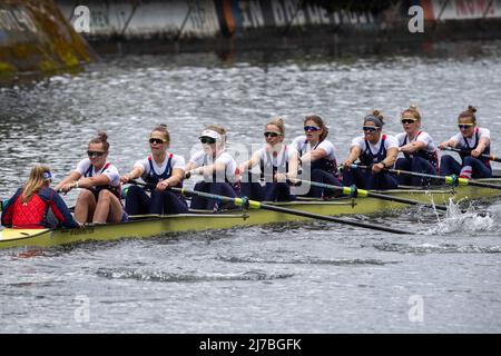 Les huit femmes britanniques de niveau international se battent deux épreuves de varrosity de l'Université de Washington, les premières et les deuxièmes, dans le Montlake Cut, le dernier 500 m de la course de 2000 M. Les femmes britanniques ont entorqué les Huskies d'une demi-longueur de bateau, avec des temps de 6,16 et 6,18 respectivement. Les courses de coupe Windermere, hommes et femmes, à Seattle, Washington, le 7 mai 2022, sont l’événement marquant de la régate du jour d’ouverture de trente ans, organisée chaque année par l’équipe de l’Université de Washington et parrainée par Windermere Real Estate. (Photo de John Rudoff/Sipa USA) Banque D'Images