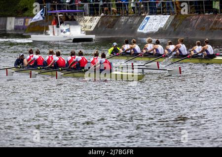 Les huit femmes britanniques de niveau international se battent deux épreuves de varrosity de l'Université de Washington, les premières et les deuxièmes, dans le Montlake Cut, le dernier 500 m de la course de 2000 M. Les femmes britanniques ont entorqué les Huskies d'une demi-longueur de bateau, avec des temps de 6,16 et 6,18 respectivement. Les courses de coupe Windermere, hommes et femmes, à Seattle, Washington, le 7 mai 2022, sont l’événement marquant de la régate du jour d’ouverture de trente ans, organisée chaque année par l’équipe de l’Université de Washington et parrainée par Windermere Real Estate. (Photo de John Rudoff/Sipa USA) Banque D'Images