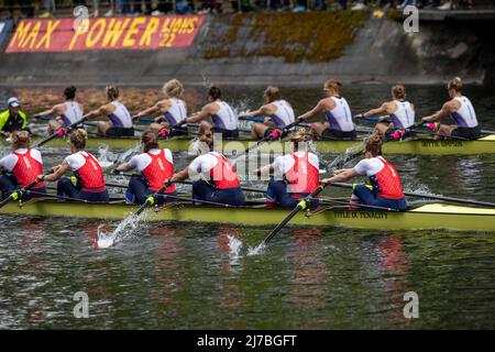 Les huit femmes britanniques de niveau international se battent deux épreuves de varrosity de l'Université de Washington, les premières et les deuxièmes, dans le Montlake Cut, le dernier 500 m de la course de 2000 M. Les femmes britanniques ont entorqué les Huskies d'une demi-longueur de bateau, avec des temps de 6,16 et 6,18 respectivement. Les courses de coupe Windermere, hommes et femmes, à Seattle, Washington, le 7 mai 2022, sont l’événement marquant de la régate du jour d’ouverture de trente ans, organisée chaque année par l’équipe de l’Université de Washington et parrainée par Windermere Real Estate. (Photo de John Rudoff/Sipa USA) Banque D'Images