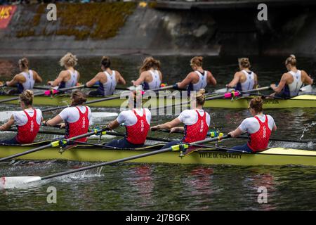 Les huit femmes britanniques de niveau international se battent deux épreuves de varrosity de l'Université de Washington, les premières et les deuxièmes, dans le Montlake Cut, le dernier 500 m de la course de 2000 M. Les femmes britanniques ont entorqué les Huskies d'une demi-longueur de bateau, avec des temps de 6,16 et 6,18 respectivement. Les courses de coupe Windermere, hommes et femmes, à Seattle, Washington, le 7 mai 2022, sont l’événement marquant de la régate du jour d’ouverture de trente ans, organisée chaque année par l’équipe de l’Université de Washington et parrainée par Windermere Real Estate. (Photo de John Rudoff/Sipa USA) Banque D'Images