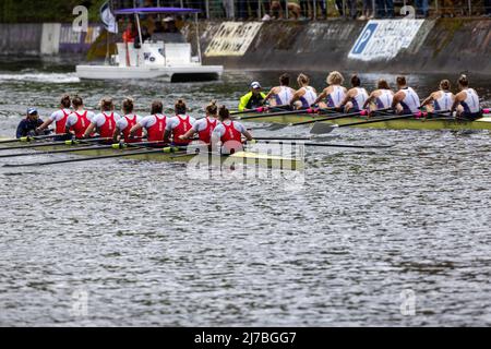 Les huit femmes britanniques de niveau international se battent deux épreuves de varrosity de l'Université de Washington, les premières et les deuxièmes, dans le Montlake Cut, le dernier 500 m de la course de 2000 M. Les femmes britanniques ont entorqué les Huskies d'une demi-longueur de bateau, avec des temps de 6,16 et 6,18 respectivement. Les courses de coupe Windermere, hommes et femmes, à Seattle, Washington, le 7 mai 2022, sont l’événement marquant de la régate du jour d’ouverture de trente ans, organisée chaque année par l’équipe de l’Université de Washington et parrainée par Windermere Real Estate. (Photo de John Rudoff/Sipa USA) Banque D'Images