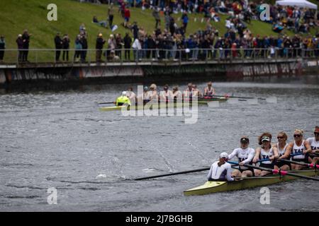 Les huit femmes britanniques de niveau international se battent deux épreuves de varrosity de l'Université de Washington, les premières et les deuxièmes, dans le Montlake Cut, le dernier 500 m de la course de 2000 M. Les femmes britanniques ont entorqué les Huskies d'une demi-longueur de bateau, avec des temps de 6,16 et 6,18 respectivement. Les courses de coupe Windermere, hommes et femmes, à Seattle, Washington, le 7 mai 2022, sont l’événement marquant de la régate du jour d’ouverture de trente ans, organisée chaque année par l’équipe de l’Université de Washington et parrainée par Windermere Real Estate. (Photo de John Rudoff/Sipa USA) Banque D'Images