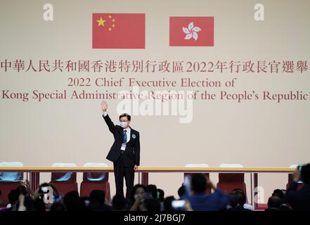 Hong Kong. 08th mai 2022. John Lee fait la vague devant les gens au Centre de congrès et d'exposition de Hong Kong, dans le sud de la Chine, le 8 mai 2022. John Lee a été élu dimanche au poste de directeur général désigné pour le sixième mandat de la région administrative spéciale de Hong Kong. (Xinhua/Wang Shen) Credit: Xinhua/Alay Live News Banque D'Images
