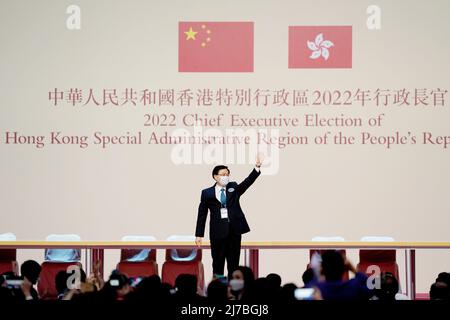 Hong Kong. 08th mai 2022. John Lee fait la vague devant les gens au Centre de congrès et d'exposition de Hong Kong, dans le sud de la Chine, le 8 mai 2022. John Lee a été élu dimanche au poste de directeur général désigné pour le sixième mandat de la région administrative spéciale de Hong Kong. (Xinhua/Wang Shen) Credit: Xinhua/Alay Live News Banque D'Images