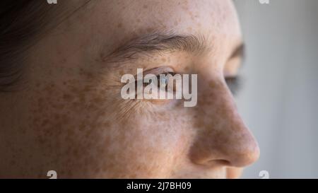 Une jeune femme joyeuse et impatiente qui regarde loin, souriant, riant Banque D'Images