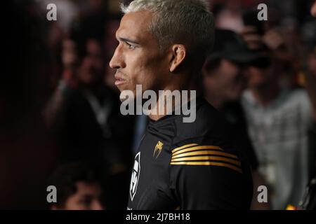 Phoenix, Arizona, États-Unis. 07th mai 2022. PHOENIX, AZ - 7 MAI : Charles Oliveira se prépare à combattre Justin Gaethje dans leur combat léger lors de l'événement UFC 274 au Footprint Center le 7 mai 2022 à Phoenix, Arizona, États-Unis. (Photo de Louis Grasse/PxImages) crédit: PX Images/Alamy Live News Banque D'Images