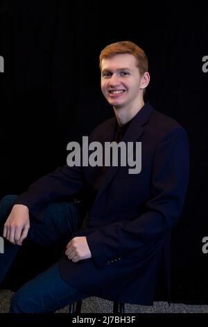 Beau auburn-Hair jeune Teen portant un vêtement de sport isolé arrière-plan noir Banque D'Images