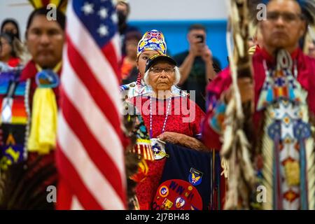 Dansez les participants à un Powwow de robe rouge. La Powwow annuelle de 1st a eu lieu pour sensibiliser les femmes, les filles et les deux-Esprit autochtones disparus et assassinés. Banque D'Images