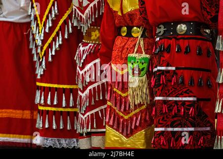 Artistes à un Powwow de robe rouge le Powwow de robe rouge annuel 1st a eu lieu pour sensibiliser les femmes autochtones disparues et assassinées, les filles et les personnes à deux-Esprit. Banque D'Images