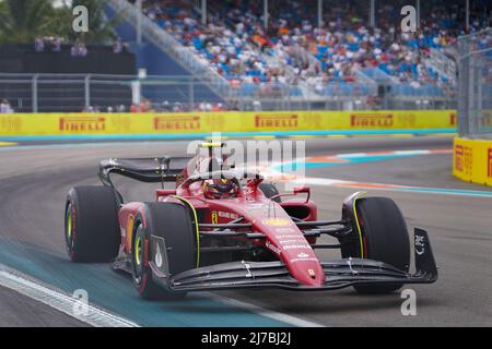(220508) -- MIAMI, le 8 mai 2022 (Xinhua) -- Carlos Sainz de Ferrari d'Espagne participe à la séance de qualification pour le Grand Prix de Formule 1 de Miami à l'aérodrome international de Miami à Miami Gardens, Floride, États-Unis, le 7 mai 2022. (QIAN JUN M via Xinhua) Banque D'Images