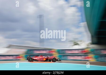 (220508) -- MIAMI, le 8 mai 2022 (Xinhua) -- Charles Leclerc de Monaco de Ferrari participe à la séance de qualification du Grand Prix de Formule 1 de Miami à l'aérodrome international de Miami à Miami Gardens, Floride, États-Unis, le 7 mai 2022. (QIAN JUN M via Xinhua) Banque D'Images