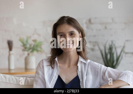 Bonne jeune femme caucasienne avec freckles tête tourné à la maison portrait Banque D'Images