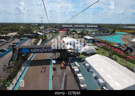 (220508) -- MIAMI, le 8 mai 2022 (Xinhua) -- Charles Leclerc de Monaco de Ferrari participe à la séance de qualification du Grand Prix de Formule 1 de Miami à l'aérodrome international de Miami à Miami Gardens, Floride, États-Unis, le 7 mai 2022. (QIAN JUN M via Xinhua) Banque D'Images