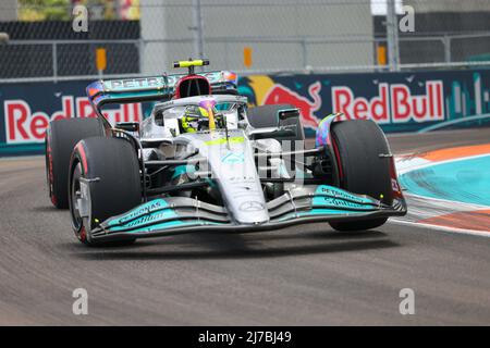 (220508) -- MIAMI, le 8 mai 2022 (Xinhua) -- Lewis Hamilton de Mercedes de Grande-Bretagne participe à la séance de qualification pour le Grand Prix de Formule 1 de Miami à l'aérodrome international de Miami à Miami Gardens, Floride, États-Unis, le 7 mai 2022. (QIAN JUN M via Xinhua) Banque D'Images