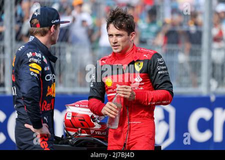 (220508) -- MIAMI, 8 mai 2022 (Xinhua) -- Charles Leclerc (R) de Ferrari de Monaco parle avec Max Verstappen de Red Bull des pays-Bas à la suite de la séance de qualification pour le Grand Prix de Formule 1 de Miami à l'aérodrome international de Miami à Miami Gardens, Floride, États-Unis, le 7 mai 2022. (QIAN JUN M via Xinhua) Banque D'Images