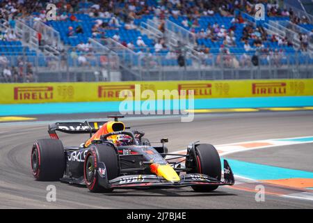 (220508) -- MIAMI, le 8 mai 2022 (Xinhua) -- Max Verstappen de Red Bull des pays-Bas participe à la séance de qualification du Grand Prix de Formule 1 de Miami à l'aérodrome international de Miami à Miami Gardens, Floride, États-Unis, le 7 mai 2022. (QIAN JUN M via Xinhua) Banque D'Images