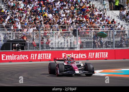 (220508) -- MIAMI, le 8 mai 2022 (Xinhua) -- Zhou Guanyu de Chine d'Alfa Romeo participe à la séance de qualification pour le Grand Prix de Formule 1 de Miami à l'aérodrome international de Miami à Miami Gardens, Floride, États-Unis, le 7 mai 2022. (QIAN JUN M via Xinhua) Banque D'Images