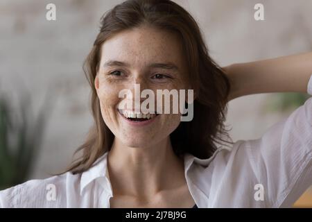 Joyeuse jeune fille excitée avec la peau du visage à pois portrait d'intérieur Banque D'Images