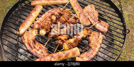 divers plats de viande et saucisses sur le gril à charbon de bois Banque D'Images