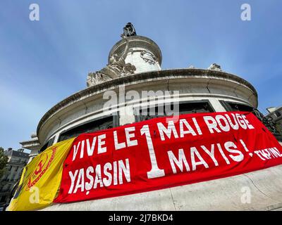 Paris, le 1 mai, 2022 affrontements ont éclaté pendant la marche de la fête du travail. Plusieurs magasins de fenêtres ont été endommagés par Black Block. Les principales activités commerciales touchées par les dommages sont les banques, les bureaux d'assurance, les restaurants multinationaux. Place du dè la République sur la photo les partisans du Parti des travailleurs du Kurdistan avec le drapeau du PKK. Banque D'Images