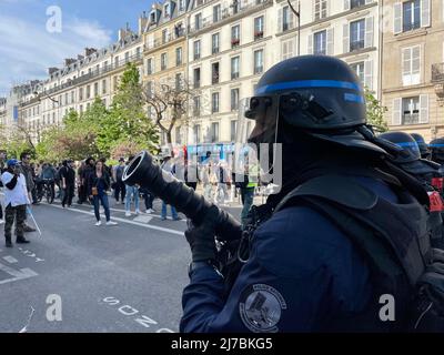 Paris, le 1 mai, 2022 affrontements ont éclaté pendant la marche de la fête du travail. Plusieurs magasins de fenêtres ont été endommagés par Black Block. Les principales activités commerciales touchées par les dommages sont les banques, les bureaux d'assurance, les restaurants multinationaux. Banque D'Images