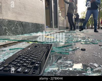 Paris, le 1 mai, 2022 affrontements ont éclaté pendant la marche de la fête du travail. Plusieurs magasins de fenêtres ont été endommagés par Black Block. Les principales activités commerciales touchées par les dommages sont les banques, les bureaux d'assurance, les restaurants multinationaux. Banque D'Images