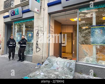 Paris, le 1 mai, 2022 affrontements ont éclaté pendant la marche de la fête du travail. Plusieurs magasins de fenêtres ont été endommagés par Black Block. Les principales activités commerciales touchées par les dommages sont les banques, les bureaux d'assurance, les restaurants multinationaux. Banque D'Images