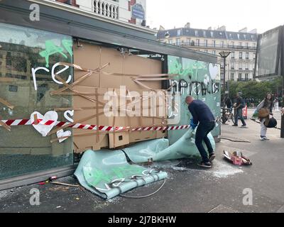 Paris, le 1 mai, 2022 affrontements ont éclaté pendant la marche de la fête du travail. Plusieurs magasins de fenêtres ont été endommagés par Black Block. Les principales activités commerciales touchées par les dommages sont les banques, les bureaux d'assurance, les restaurants multinationaux. Banque D'Images