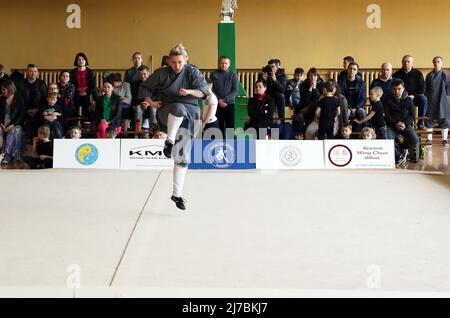 (220508) -- VILNIUS, 8 mai 2022 (Xinhua) -- un athlète participe à la coupe ouverte de Vilnius à Vilnius, Lituanie, le 7 mai 2022. La coupe Wushu ouverte à Vilnius a ouvert ses portes samedi, attirant plus de 50 étudiants de clubs Wushu locaux. (Xinhua/Xue Dongmei) Banque D'Images