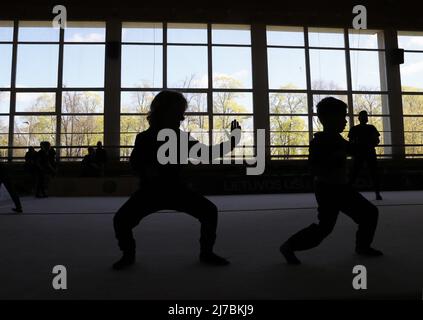 (220508) -- VILNIUS, 8 mai 2022 (Xinhua) -- les athlètes participent à la coupe ouverte de Vilnius à Vilnius, Lituanie, le 7 mai 2022. La coupe Wushu ouverte à Vilnius a ouvert ses portes samedi, attirant plus de 50 étudiants de clubs Wushu locaux. (Xinhua/Xue Dongmei) Banque D'Images