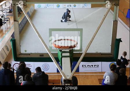 (220508) -- VILNIUS, 8 mai 2022 (Xinhua) -- un athlète participe à la coupe ouverte de Vilnius à Vilnius, Lituanie, le 7 mai 2022. La coupe Wushu ouverte à Vilnius a ouvert ses portes samedi, attirant plus de 50 étudiants de clubs Wushu locaux. (Xinhua/Xue Dongmei) Banque D'Images