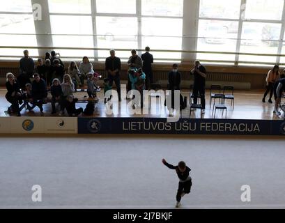 (220508) -- VILNIUS, 8 mai 2022 (Xinhua) -- un athlète participe à la coupe ouverte de Vilnius à Vilnius, Lituanie, le 7 mai 2022. La coupe Wushu ouverte à Vilnius a ouvert ses portes samedi, attirant plus de 50 étudiants de clubs Wushu locaux. (Xinhua/Jasmine.H) Banque D'Images