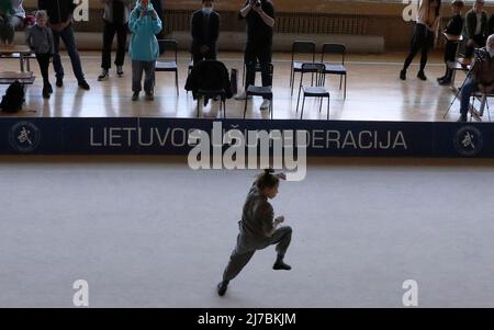 (220508) -- VILNIUS, 8 mai 2022 (Xinhua) -- un athlète participe à la coupe ouverte de Vilnius à Vilnius, Lituanie, le 7 mai 2022. La coupe Wushu ouverte à Vilnius a ouvert ses portes samedi, attirant plus de 50 étudiants de clubs Wushu locaux. (Xinhua/Jasmine.H) Banque D'Images