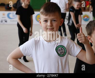 (220508) -- VILNIUS, le 8 mai 2022 (Xinhua) -- un athlète se prépare à la coupe Open Wushu de Vilnius, Lituanie, le 7 mai 2022. La coupe Wushu ouverte à Vilnius a ouvert ses portes samedi, attirant plus de 50 étudiants de clubs Wushu locaux. (Xinhua/Jasmine.H) Banque D'Images