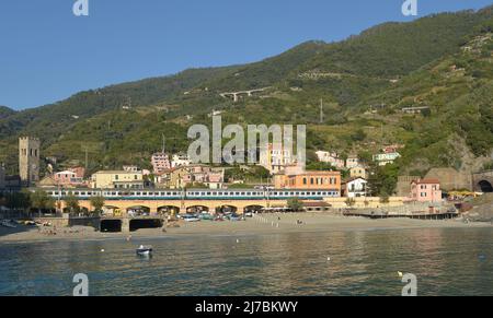 Monterosso la petite ligne de train reliant les cinq villages des Cinque Terre en Ligurie Italie dans le golfe de Poets Banque D'Images