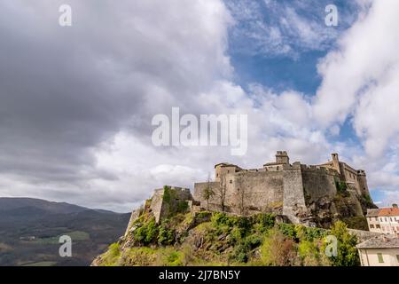 Le château de Bardi domine le village du même nom dans la province de Parme, en Italie Banque D'Images