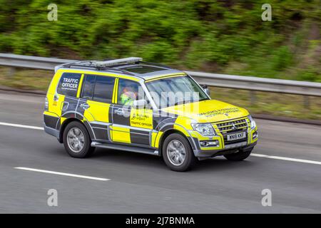 2018 Noir jaune Mitsubishi Shogun SG3 DI-D LWB Auto; véhicule de l'agence routière sur le M61 Manchester, Royaume-Uni Banque D'Images