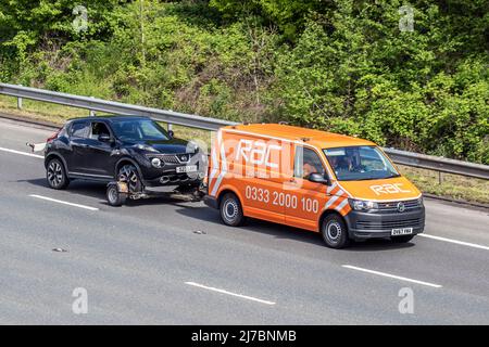2017 RAC VW Volkswagen transporter T32 St-LN TDI remorque de voiture de remorquage avec 2013 Nissan Juke Acenta 1598cc SUV essence sur l'autoroute M61 Royaume-Uni Banque D'Images