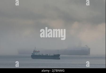 Port de Cork, Cork, Irlande. 08th mai 2022. RO-RO-ferry Peregrine passe devant le pétrolier Thun Gemini dans un brouillard matinal au port de Cork, en Irlande. - Crédit; David Creedon / Alamy Live News Banque D'Images