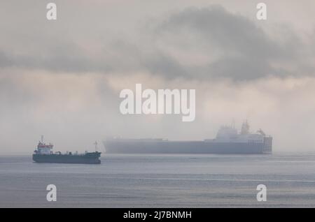 Port de Cork, Cork, Irlande. 08th mai 2022. RO-RO-ferry Peregrine passe devant le pétrolier Thun Gemini dans un brouillard matinal au port de Cork, en Irlande. - Crédit; David Creedon / Alamy Live News Banque D'Images