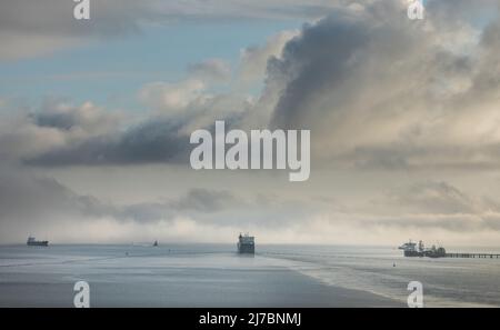 Port de Cork, Cork, Irlande. 08th mai 2022. Tôt le matin, le brouillard commence à s'estompe et commence à révéler l'expédition dans le port occupé de Cork, en Irlande. - Crédit; David Creedon / Alamy Live News Banque D'Images