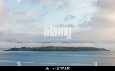 Spike Island, Cork, Irlande. 08th mai 2022. Tôt le matin, le brouillard commence à s'estompe et révèle l'île de Spike dans le port de Cork, en Irlande. - Crédit; David Creedon / Alamy Live News Banque D'Images