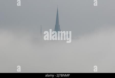 Cobh, Cork, Irlande. 08th mai 2022. - La flèche de la cathédrale Saint-Colman est jus visible au-dessus du brouillard de bas niveau à Cobh, Co. Cork, Irlande. - Crédit; David Creedon / Alamy Live News Banque D'Images