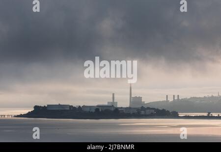 WhiteGate, Cork, Irlande. 08th mai 2022. Le brouillard du matin commence à envelopper la centrale et les réservoirs de stockage de pétrole à Whitegate, Co. Cork, Irlande. - Crédit; David Creedon / Alamy Live News Banque D'Images